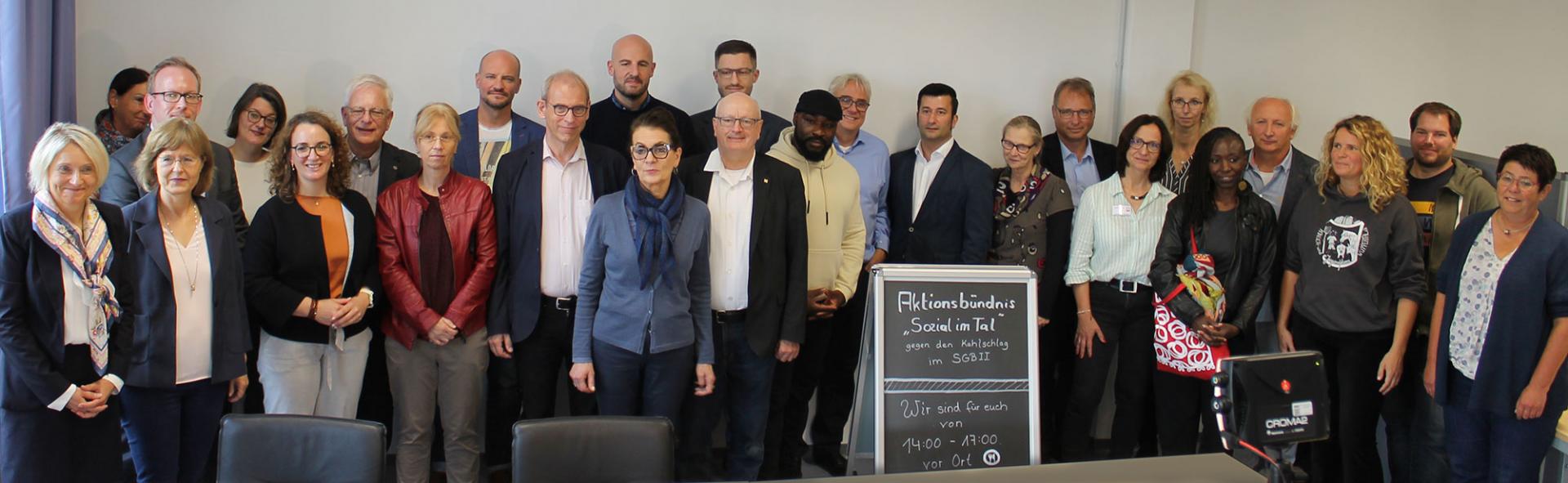 Gemeinsam gegen Kahlschlag: Vertreter des Aktionsbündnisses »Sozial im Tal« auf der Pressekonferenz am 24.09.2024 (Foto: Jobcenter)